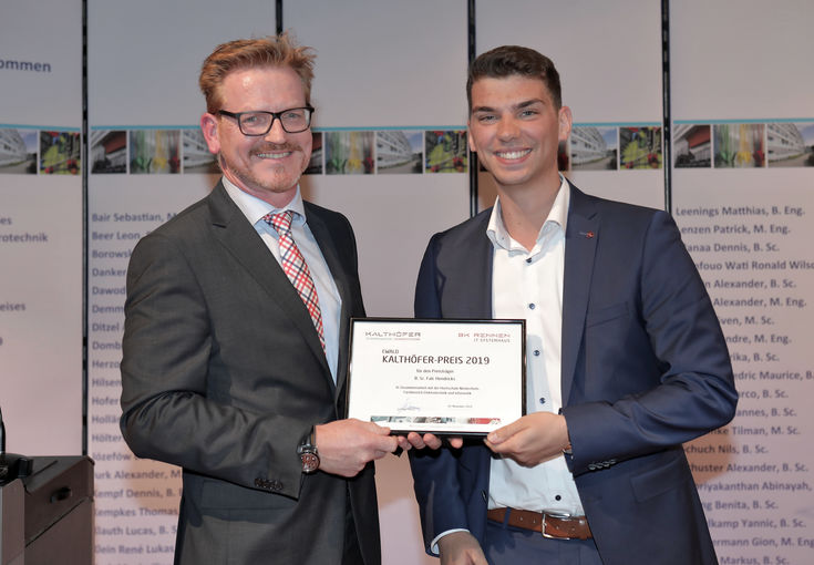 Preisträger Falc Hendricks erhält von Holger Thönnes, Geschäftsführer des Mönchengladbacher Unternehmens Kalthöfer, den Preis. 