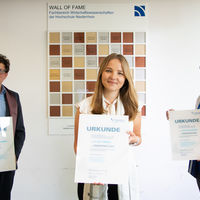 Die drei ausgezeichneten Studierenden v.l.n.r.: Dr. Nathanael Josia Harfst, Céline Kimmel, Philipp Holzgrewe