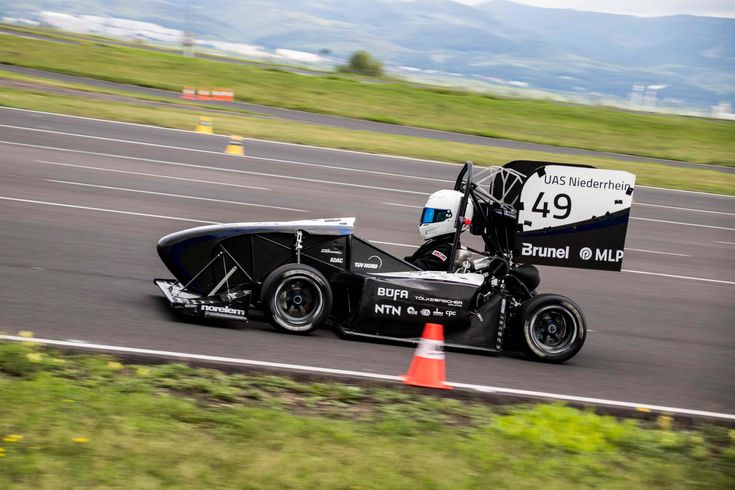 Der Rennwagen des HSNR-Racing-Teams beim Rennen in Tschechien. 