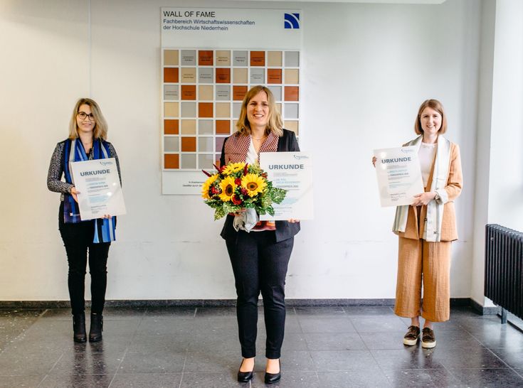 Die Preisträgerinnen von links: Carolin Sosna (beste Bachelorarbeit), Dr. Katja Keggenhoff (beste Promotion) und Madita Hastedt (beste Masterarbeit).