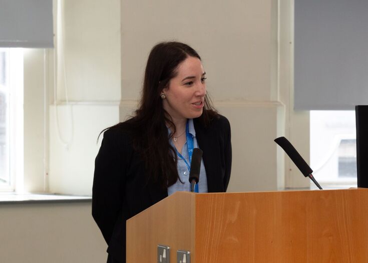 Sarah Schuster am Rednerpult