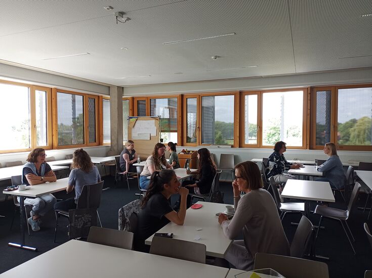 Einblick ins Speed Networking im Gebäude J