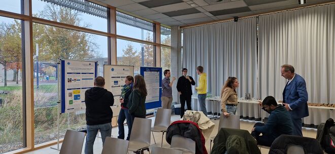 Teilnehmende der Ringvorlesung in Diskussion