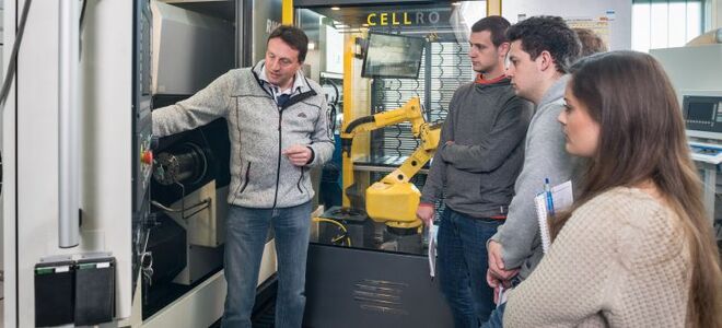 Studierende mit Professor im Labor Fertigungsmesstechnik Hochschule Niederrhein Fachbereich Wirtschaftsingenieurwesen