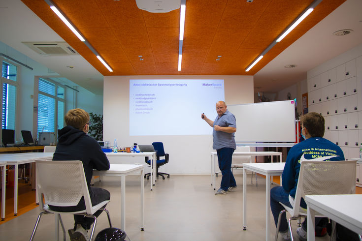 Schüler und Bruno Bak (Mitte im Bild) im MakerSpace. 