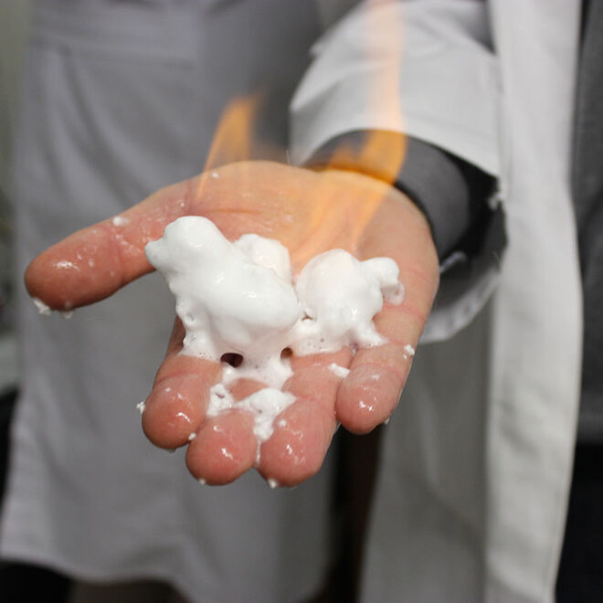 Brennendes Gashydrat auf Hand; Lab Professor Heyko Schultz Burning Hydrate on Hand; Lab Professor Heyko Schultz