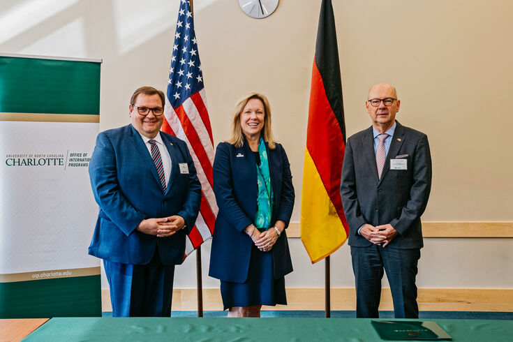 Krefelds Oberbürgermeister Frank Meyer, Sharon Gaber (Kanzlerin der UNCC) und Hochschul-Präsident Dr. Thomas Grünewald
