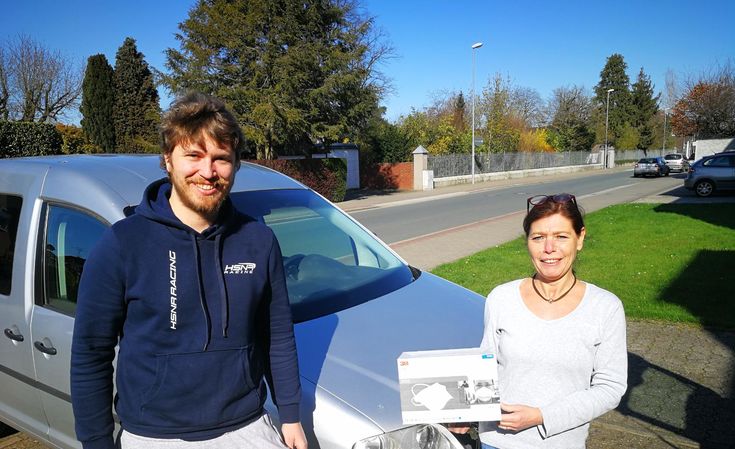 Stefan Tiegelkamp, technischer Leiter des Racingteams, übergibt einen Teil der Spende an Antje Lohbeck, Krankenschwester in der Notaufnahme im St. Josef Krankenhaus in Moers. 