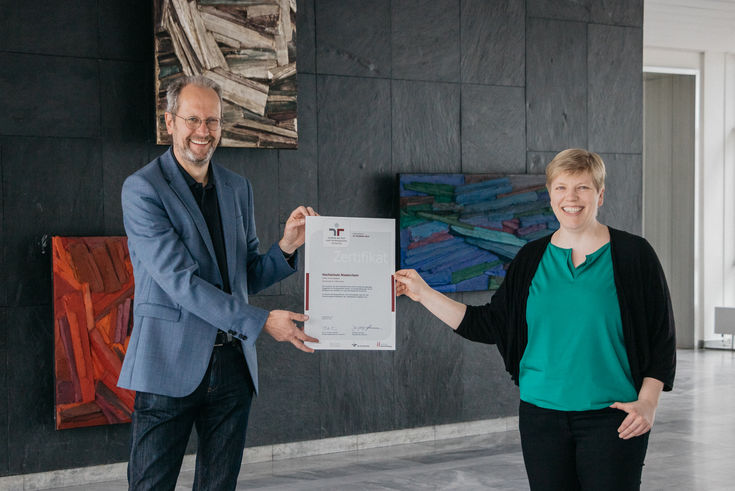Vizepräsident für Studium und Lehre Prof. Dr. Berthold Stegemerten und Gleichstellungsbeauftragte Dr. Sandra Laumen mit dem neuen Zertifikat. 