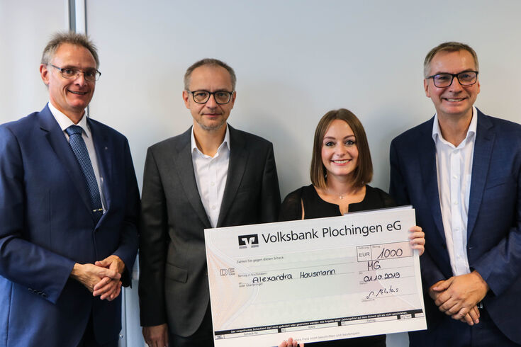 Preisträgerin Alexandra Hausmann mit (von links) Dekan Professor Siegfried Kirsch, Professor André Schekelmann und Preisstifter Professor Matthias Mehrtens von IT Designers.