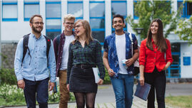 Studierende auf dem HSNR Campus