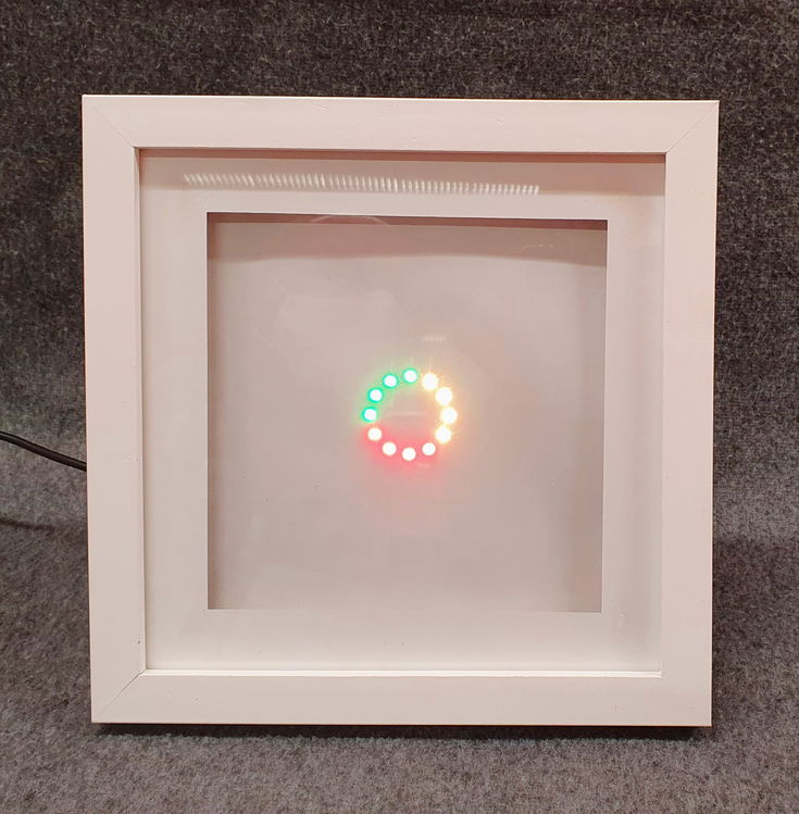 Angesteuerter Neopixel-Ring, das Gehäuse ist übrigens ein Bilderrahmen