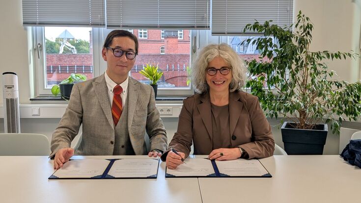Präsidentin Meyer der HSNR und Vizepräsident für Internationales Takaaki Shochi unterzeichnen Partnerschaftsabkommen.
