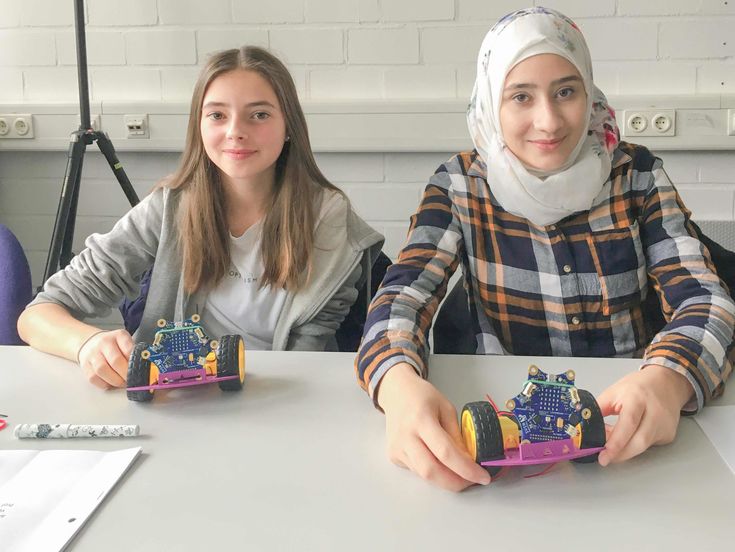 Malina und Rukaia bauten beim Girls´Day ihren eigenen Roboter.