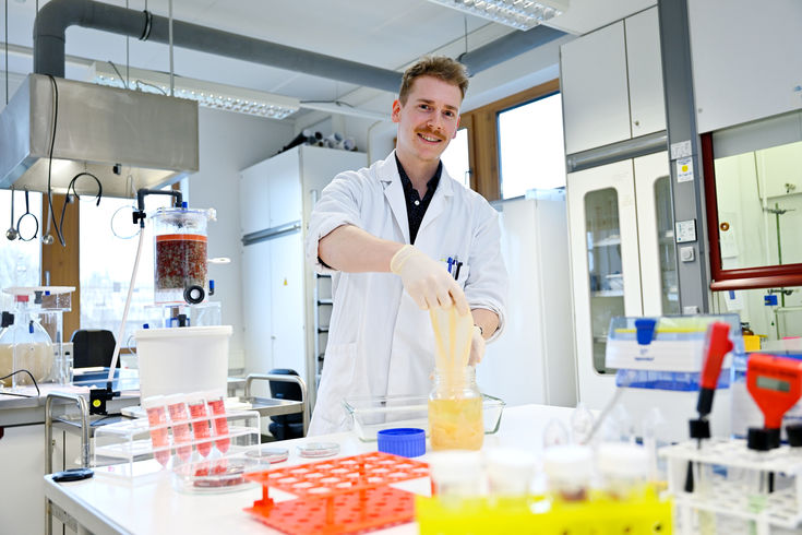 Student Benedikt Hofmann stellt im Labor des Fachbereichs Oecotrophologie ein Extrakt und ein Fermentationsprodukt aus Apfeltrester her. 