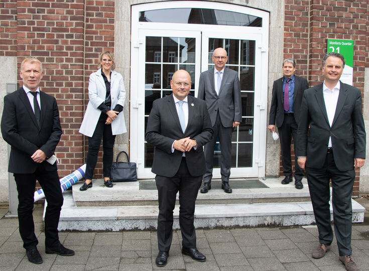Zu Besuch am Cyber Management Campus (v.l.): Prof. Thomas Meuser, Prof. Gudrun Stockmanns (Gründungsteam), Arne Schönbom (BSI-Präsident), Dr. Thomas Grünewald (HSNR-Präsident), Prof. René Treibert (Gründungsteam), Dr. Günter Krings (Staatssekretär BMI).