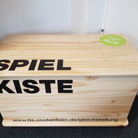 Eine braune Holztruhe mit der Aufschrift 