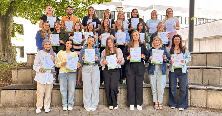Gruppe Studierende mit Zertifikaten in den Händen