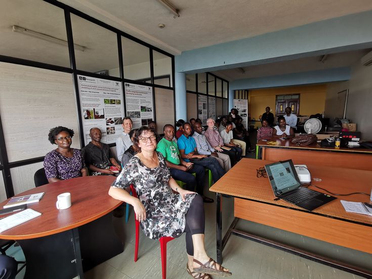 Projektkoordinatorin Dr. Regina Pohle-Fröhlich zu Besuch in Uganda an der Makerere University bei der Arbeitsgruppe und Projektpartnerin Dr. Joyce Nakatumba-Nabende (Links im Bild).