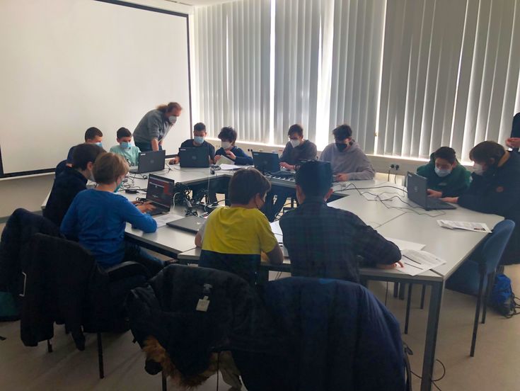Schülerinnen und Schüler lernen das Programmieren beim Event Coding@HSNR