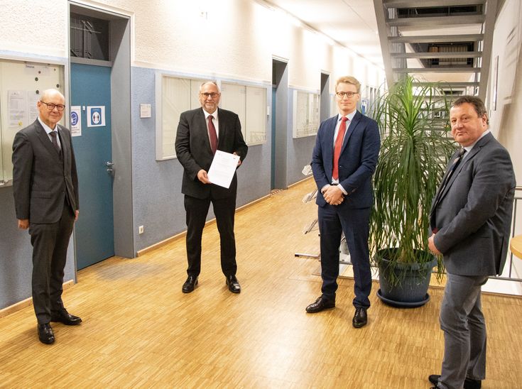 Von links: Hochschulpräsident Dr. Thomas Grünewald, ZDS-Vorstand Andreas Bertram, Professor Dr. Maik Schürmeyer und Dekan Professor Dr. Georg Wittich. 