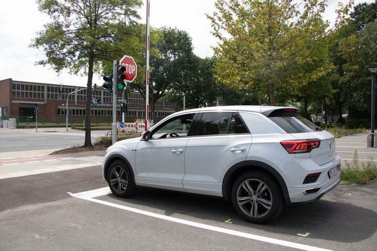 Über die neue Ausfahrt am Parkplatz Campus Krefeld Süd gelangen Hochschulbesucher von der Obergath auch als Linksabbieger direkt auf den Campus. 