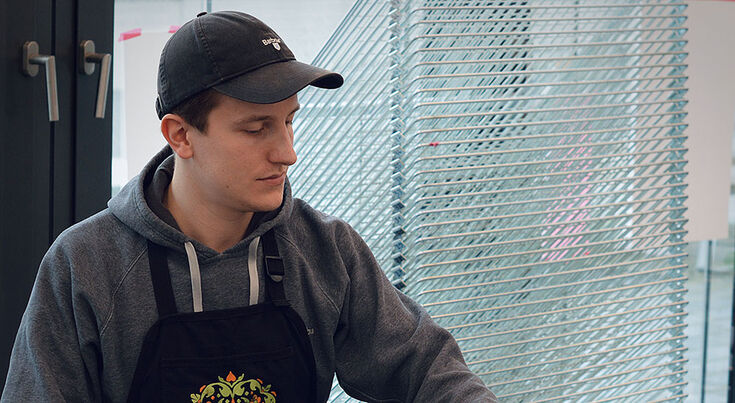 Christoph Lehmann zeigt Interessierten das Drucken an der Andruckpresse und am kleinen Tiegel in der Druckwerkstatt am Fachbereich Design. Foto: Privat