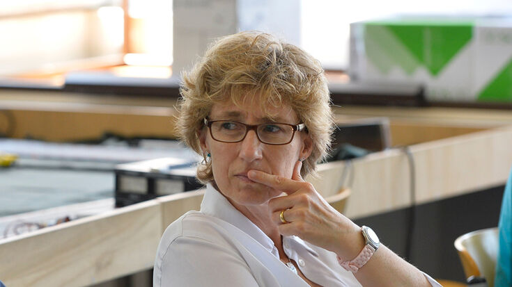 Frau überlegt