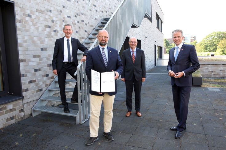 Von links: Frank Mund, Professor Dr. Hans-Hennig von Grünberg, Dr. Thomas Grünewald und Andreas Ehlert. Foto: Illgner, HWK