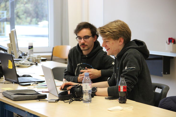 Daten-Pate Malo Schrundner (l.) und Student im Rahmen der Data Awareness Rallye