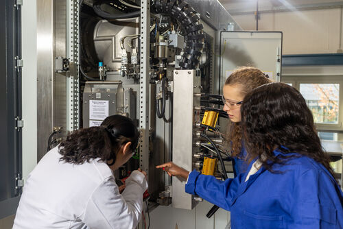 Studentinnen im Ingenieurstudium