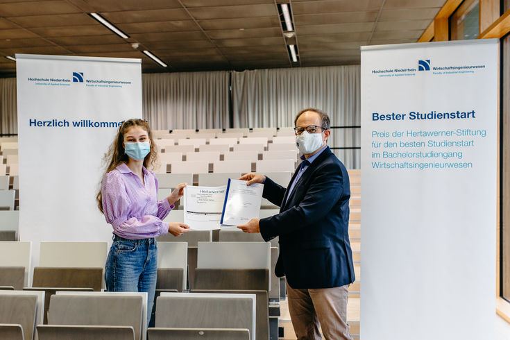 Sylvia Kalwa erhält den Studienstarter-Preis der Hertawerner-Stiftung aus den Händen von Dekan Professor Dr. Michael Schleusener. 