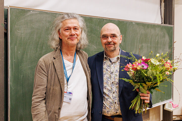 Sergio Chow (links) hielt die Laudatio auf DGVT-Preisträger Prof. Dr. Michael Borg-Laufs vom Fachbereich Sozialwesen der Hochschule Niederrhein. Copyright: Ole Heinrich