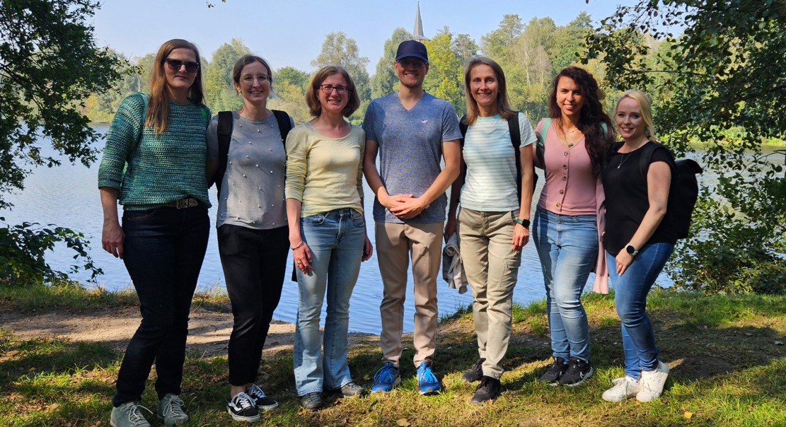 Das NIERS Team genießt einen gemeinsamen Tag draußen.