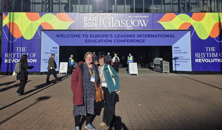 Mitarbeitende des ZIBIS vor dem Eingangsportal der EAIE Konferenz in Glasgow