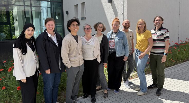 Auf dem Bild sind zu sehen, v.l.n.r.: Ikram El Moussaoui (FB Wirtschaftsingenieurwesen), Kristina Vogelsang (FB Ingenieurwissenschaften und Informatik), Andy Nguyen (FB Ingenieurwissenschaften und Informatik), Dr. Sylvia Ruschin (Hochschuldidaktik), Dr. Lisa Aelker (Hochschuldidaktik), Annika Joosten (FB Wirtschaftsingenieurwesen), Bastian Wulf (FB Ingenieurwissenschaften und Informatik), Christina Dückers (Hochschuldidaktik), Johannes Hiebl (Hochschuldidaktik). Es fehlt: Angelika Grahl (FB Ingenieurwissenschaften und Informatik)