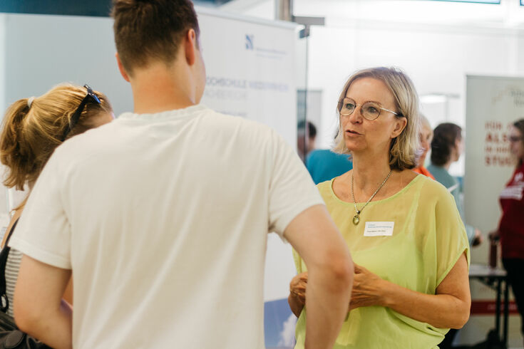 Das Team der Studienberatung der Hochschule kommt nach Viersen