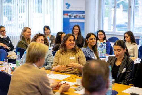 Die Mentees und Mentorinnen tauschen sich in großer Runde aus