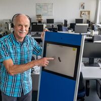 Prof. Hirsch in seinem Labor. bla