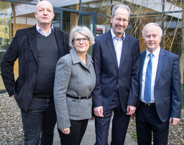 Professor Berthold Stegemerten (2. v.rechts) mit den Senatsvorsitzenden Professor Georg Oecking (links) und Professor Saskia Drösler sowie Hochschulratsvorsitzenden Dr. Dieter Porschen (rechts) nach der Wahl. 