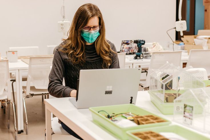 Eine Mitarbeiterin im MakerSpace arbeitet am nächsten Workshop: dem smarten Mini-Gewächshaus.  