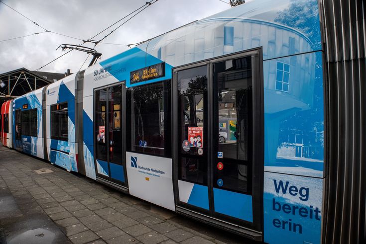 Seit wenigen Tagen fährt die Hochschul-Straßenbahn durch Krefeld. 