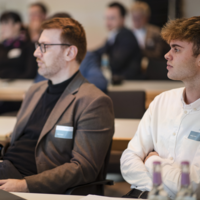 Zwei Menschen aus dem Publikum