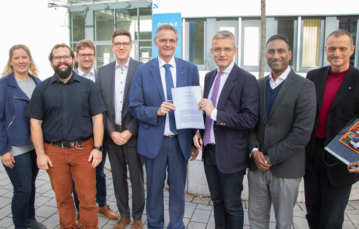 Dekan Prof. Dr. Siegfried Kirsch (Bildmitte links) mit Schulleiter Dr. Christian Dern (rechts daneben) sowie Lehrern des Gymnasiums Geroweiher und Professoren des Fachbereichs Wirtschaftswissenschaften.