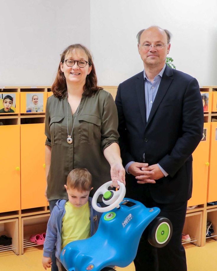 Hans-Hennig von Grünberg überreichte Kita-Leiterin Bettina Löpers ein Hochschul-Bobbycar. 