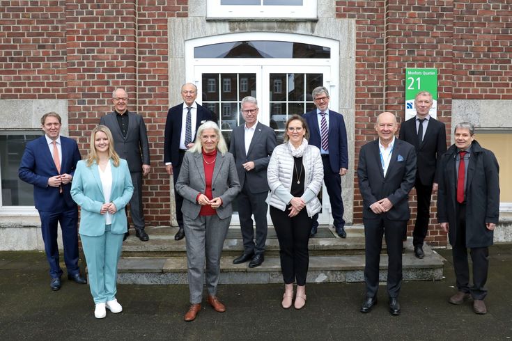 Jochen Klenner, Vanessa Odermatt, Hans Wilhelm Reiners, Rolf Königs, Isabel Pfeiffer-Poensgen, Jürgen Steinmetz, Prof. Dr. Gudrun Stockmanns, Dr. Ulrich Schückhaus, Dr. Thomas Grünewald, Prof. Dr. Thomas Meuser und Prof. Dr. René Treibert (v.l.n.r.)