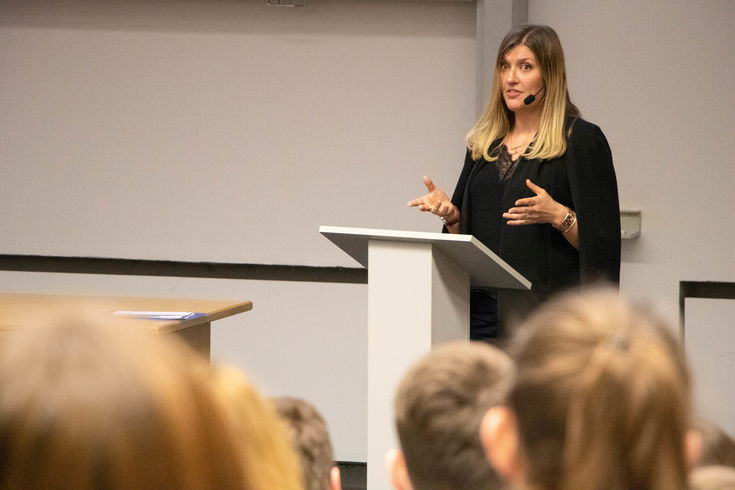 Beatrice Fihn im Audimax der Hochschule Niederrhein.