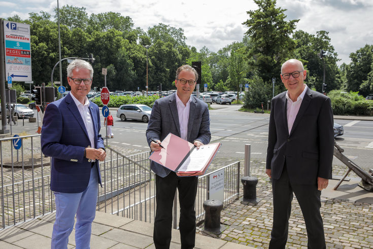 Von links: Jürgen Steinmetz, Hauptgeschäftsführer der IHK Mittlerer Niederrhein, Bürgermeister Reiner Breuer und Hochschulpräsident Dr. Thomas Grünewald (Foto: IHK)