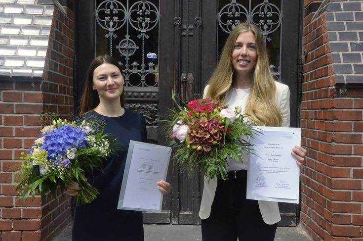 Die Preisträgerinnen Ramona Maria Jasny (links) und Johanna Sopie Peselmann. 