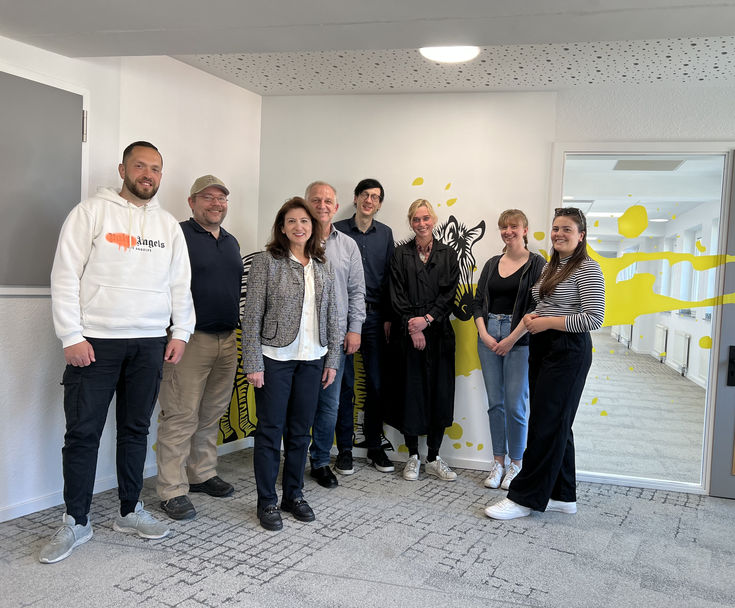 AWO-Team: Vadim Bondartsuk, Mathias Leenen, Wafa Rihawi, Helmut Thommessen, HS-Niederrhein: Prof. Miachel Noack, Anna Zeller, Anne Ridder, Hanna Franz im L64 der AWO (v.l.n.r.)